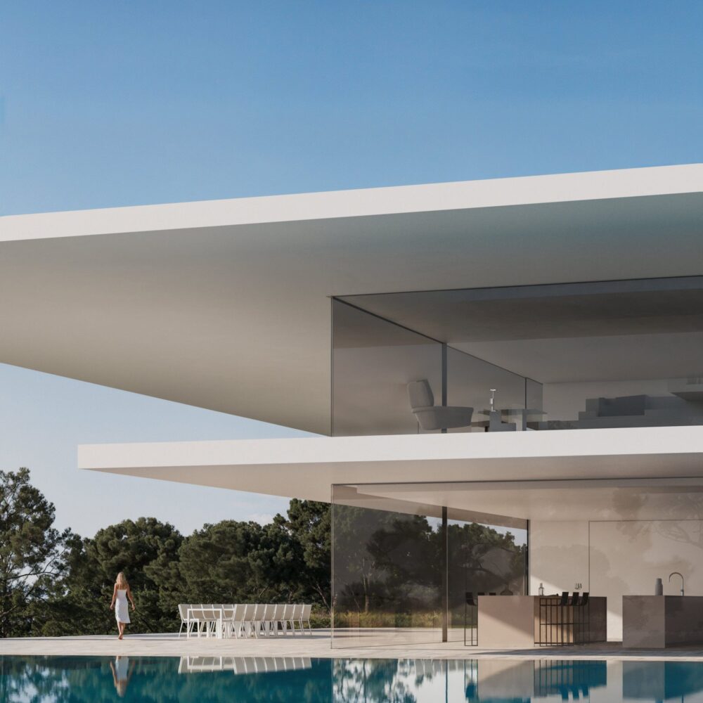 Mujer camina descalza junto a piscina reflejando la moderna Cork Oak Mansion con ventanales y árboles.