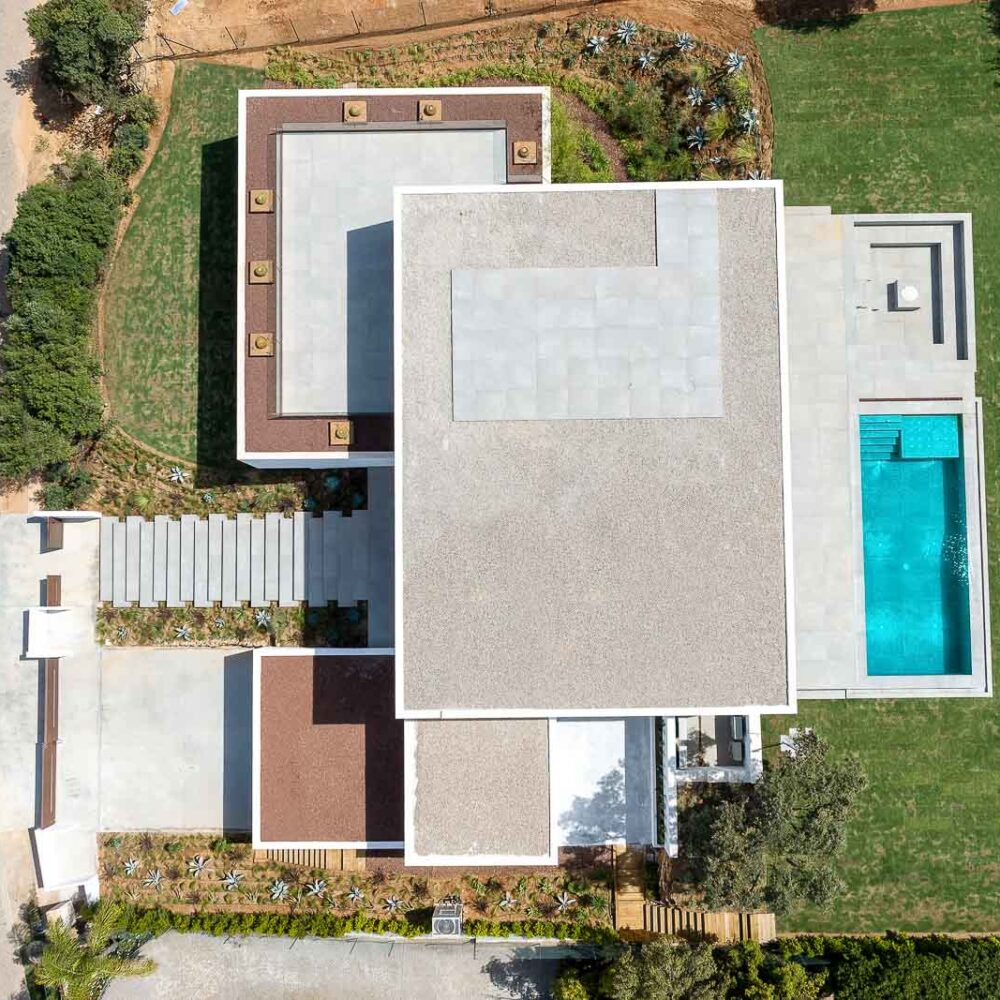 Vista aérea de la moderna Villa 93, una villa de lujo con piscina, jardines y acceso.