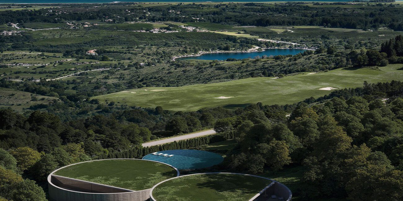 Villas modernas circulares con tejados verdes y vistas al mar, ideal para un estilo de vida en Sotogrande.
